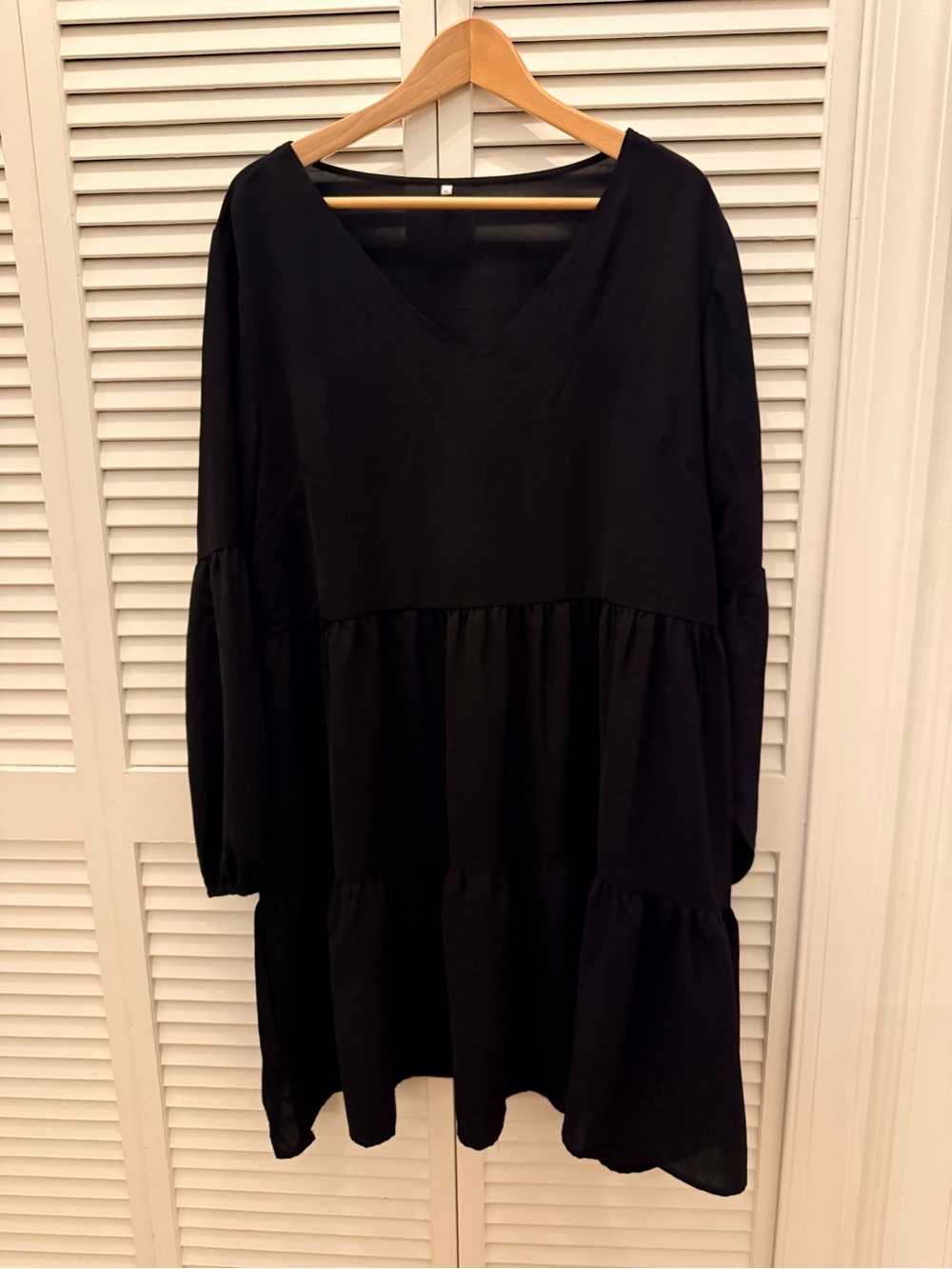 Women's Black V-Neck Tiered Long-Sleeve Dress